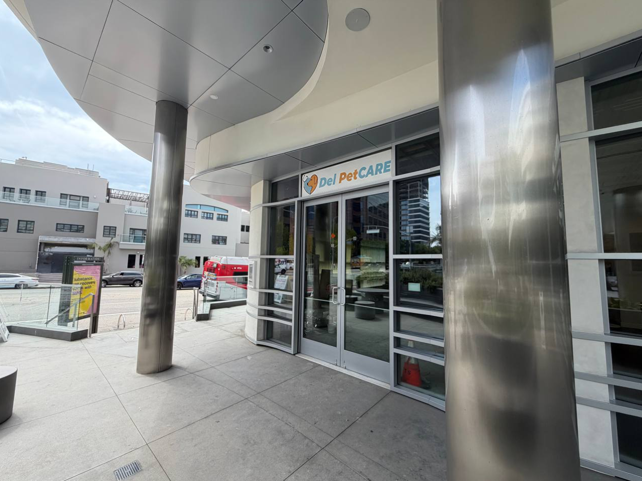 Exterior entrance to Del PetCARE on Wilshire Boulevard